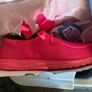 Brand new in the box with tag pink hey dudes. Size 9.